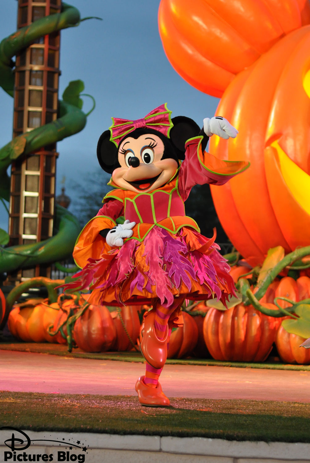 halloween - [Le Théâtre du Château] Mickey et sa Surprise-Partie d'Halloween (1er-31 octobre 2011) - Page 3 Mod_article14757281_23