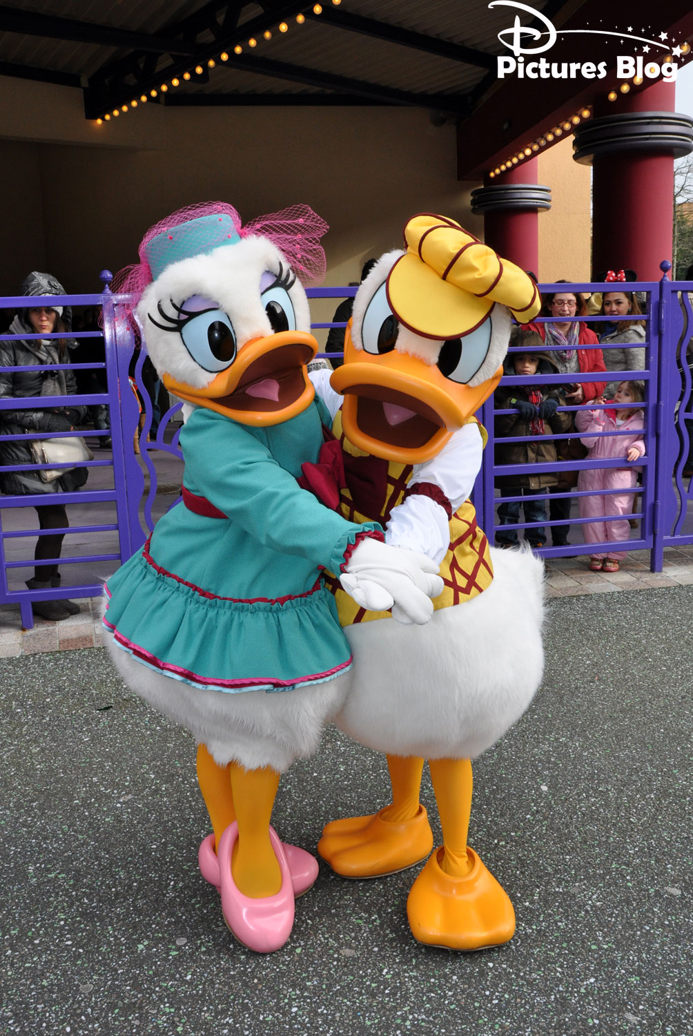 Photos avec les Personnages Disney - Page 17 Mod_article38987301_4f3436ab54481