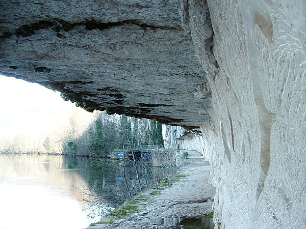 Saint Cirq-lapopie - Bouziés : le chemin du halage, un passage creusé dans la roche calcaire en 1847.