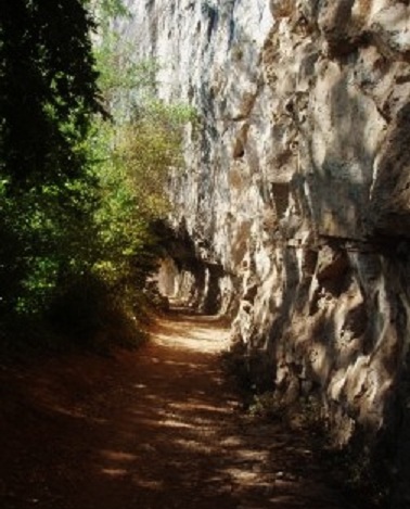 Saint Cirq-lapopie - Bouziés : le chemin du halage, un passage creusé dans la roche calcaire en 1847.